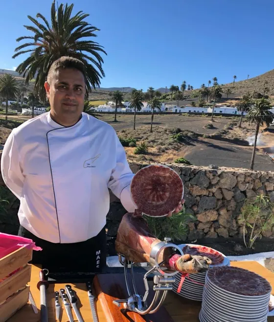 Iván Cruz Déniz, cortador de jamón en Lanzarote experto en corte profesional